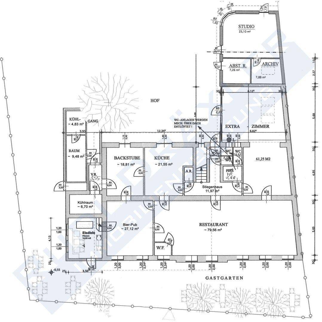 Grundriss des Erdgeschosses mit Restaurant, Küche, Backstube und Gastgarten.