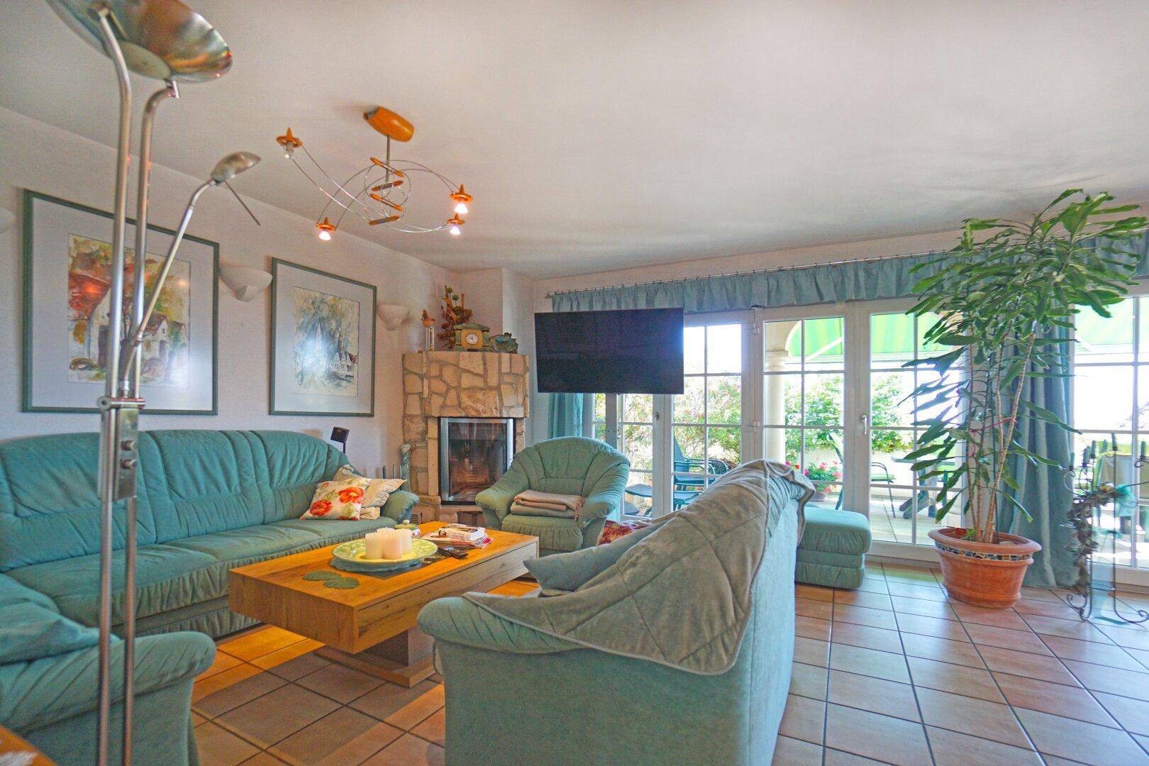 Wohnzimmer mit Kamin
