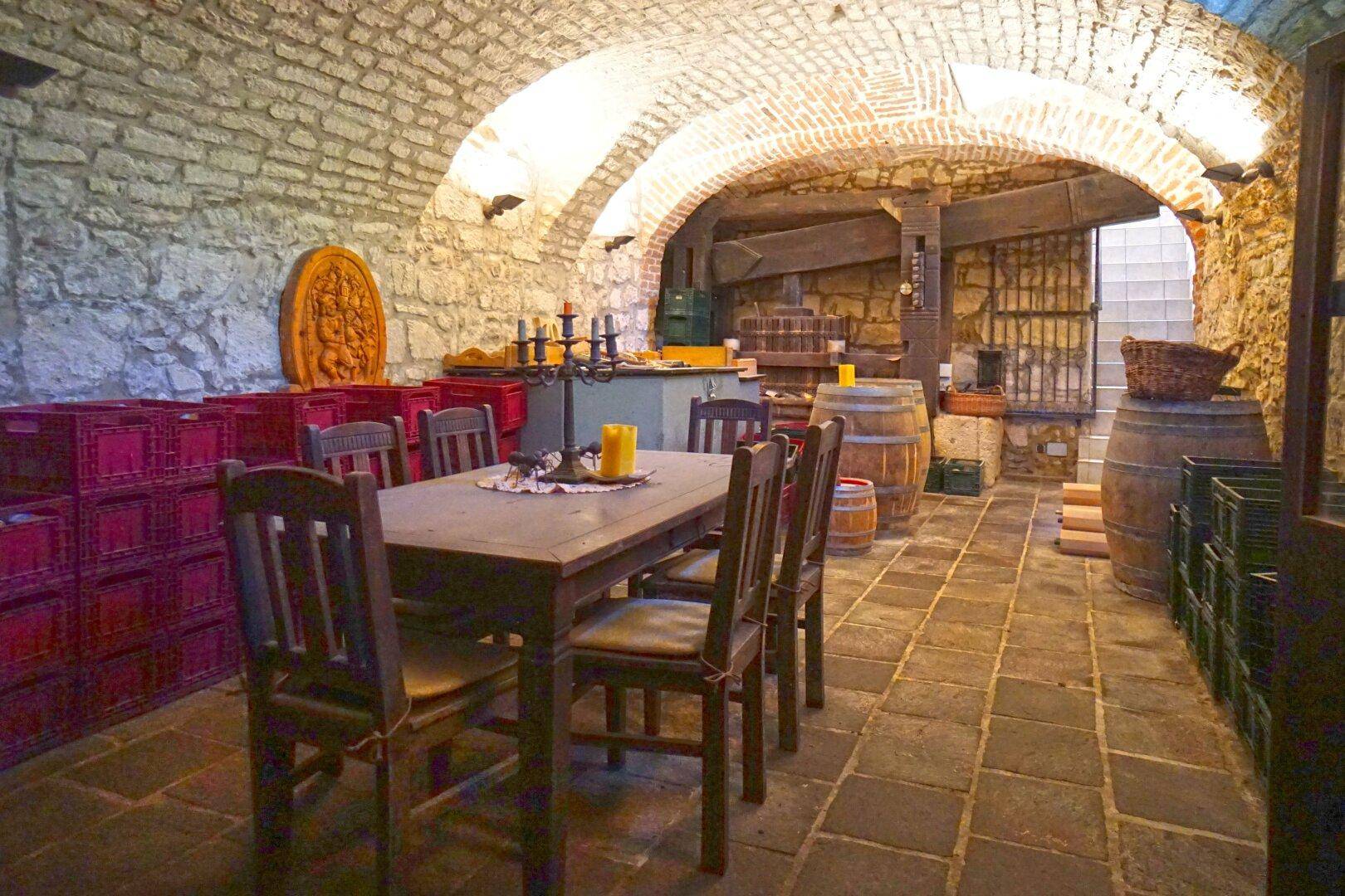 Weinhaus_Weinkeller mit Weinpresse aus 1834
