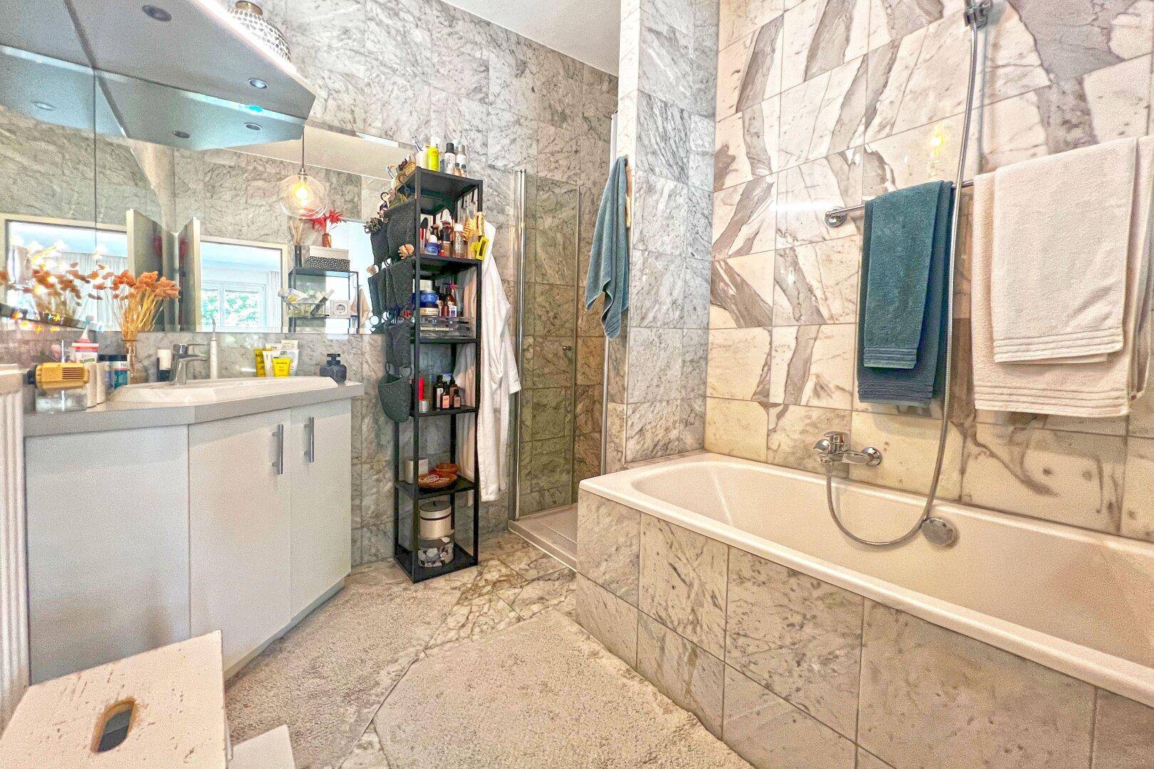 Badezimmer mit Dusche und Wanne