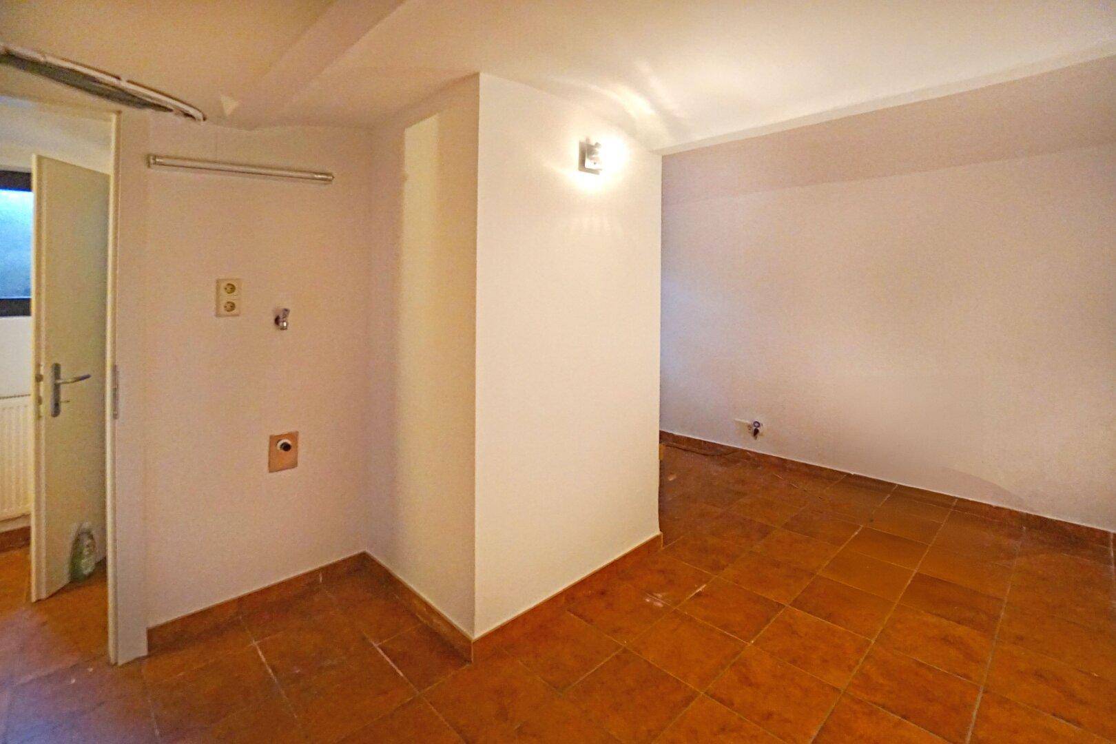 Keller mit Waschmaschinenanschluss