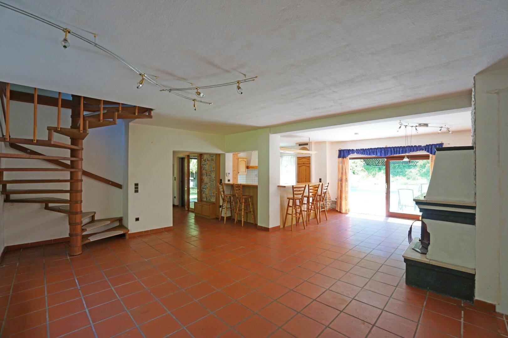 Wohnzimmer mit offener Küche und Terrassenausgang
