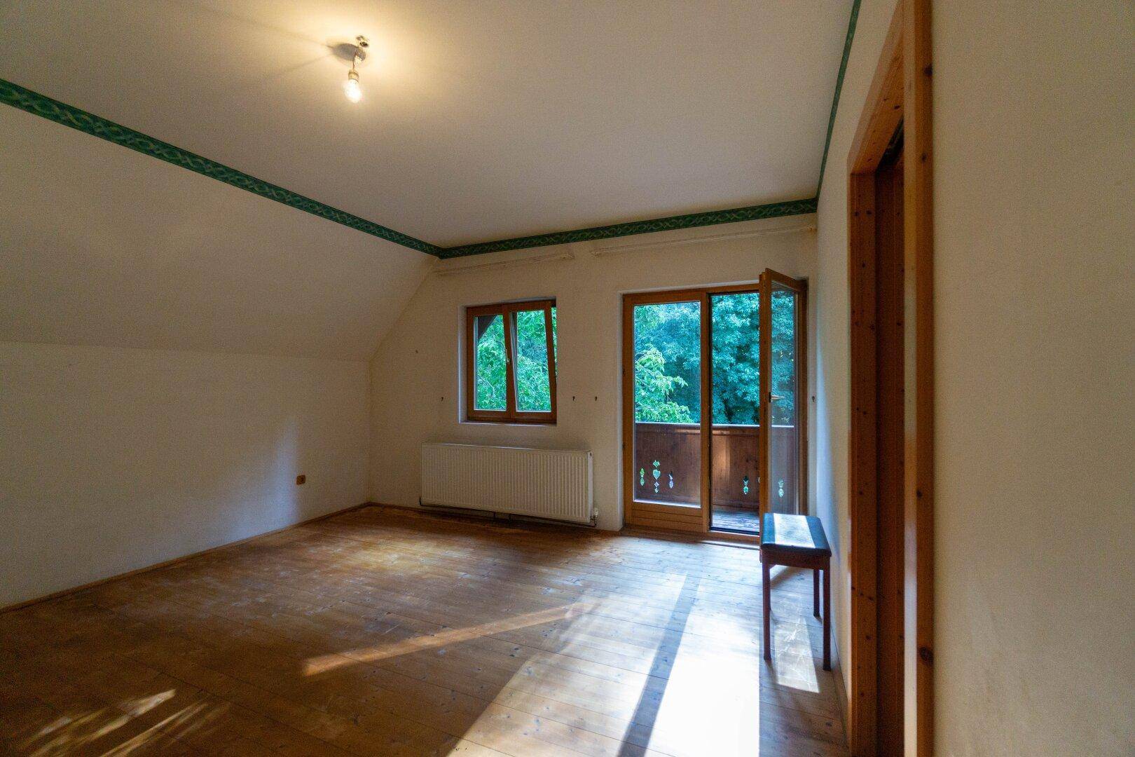 Zimmer mit Garderobe und Balkon