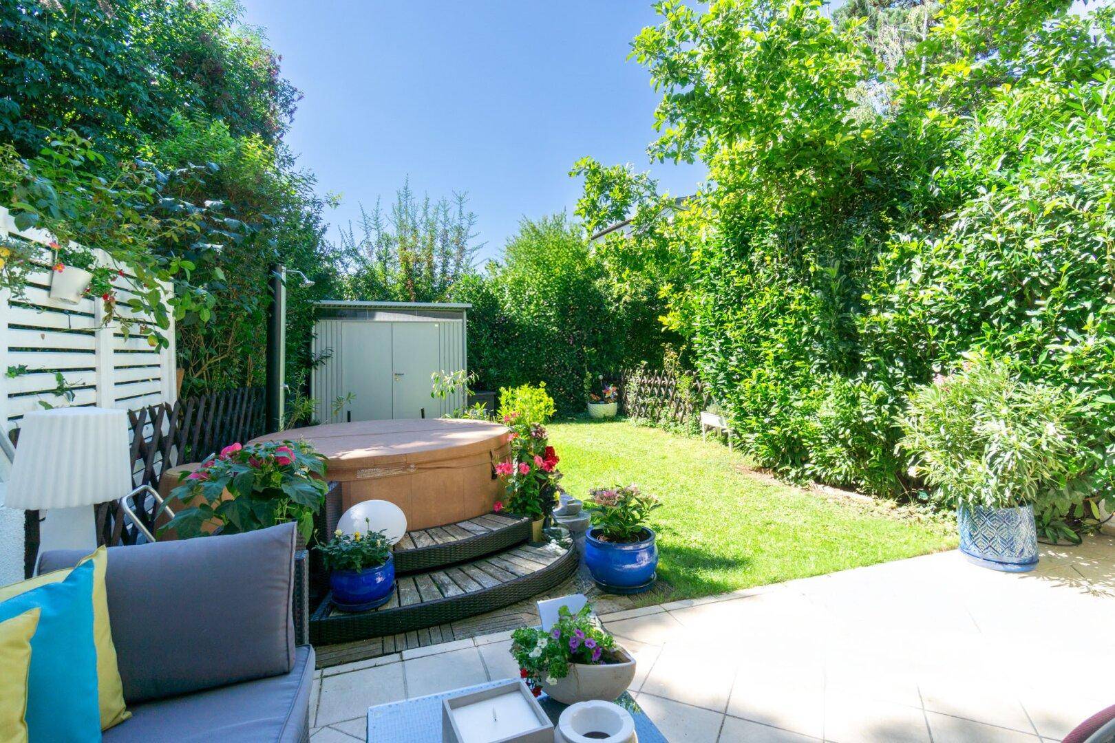 entzückender Garten mit Gerätehäuschen