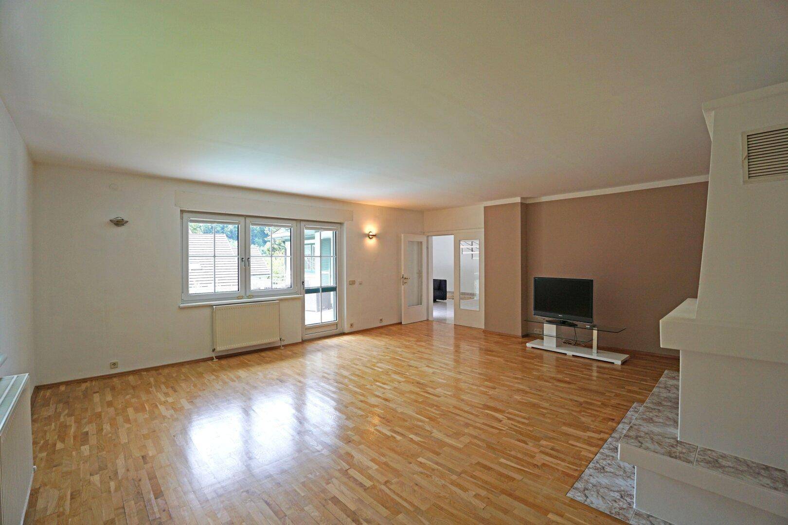 Wohnzimmer mit Kaminofen und Balkonausgang
