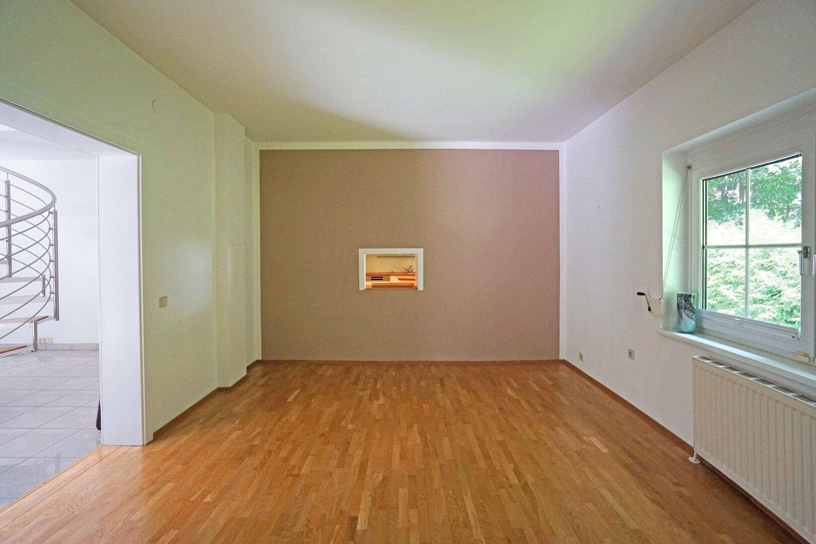 Esszimmer mit Durchreiche zur Küche