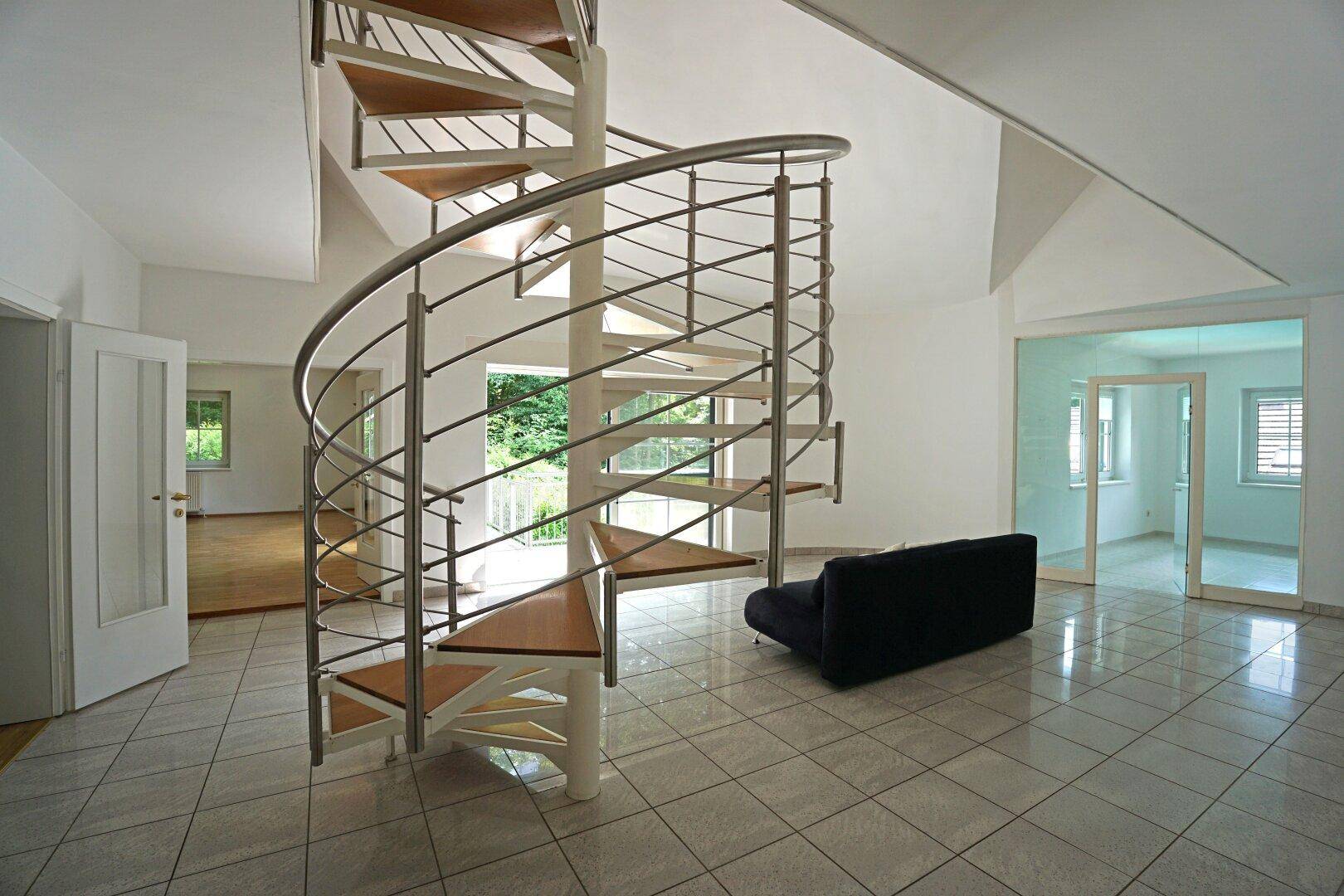 zentrale Halle mit Edelstahlwendeltreppe ins Dachgeschoß