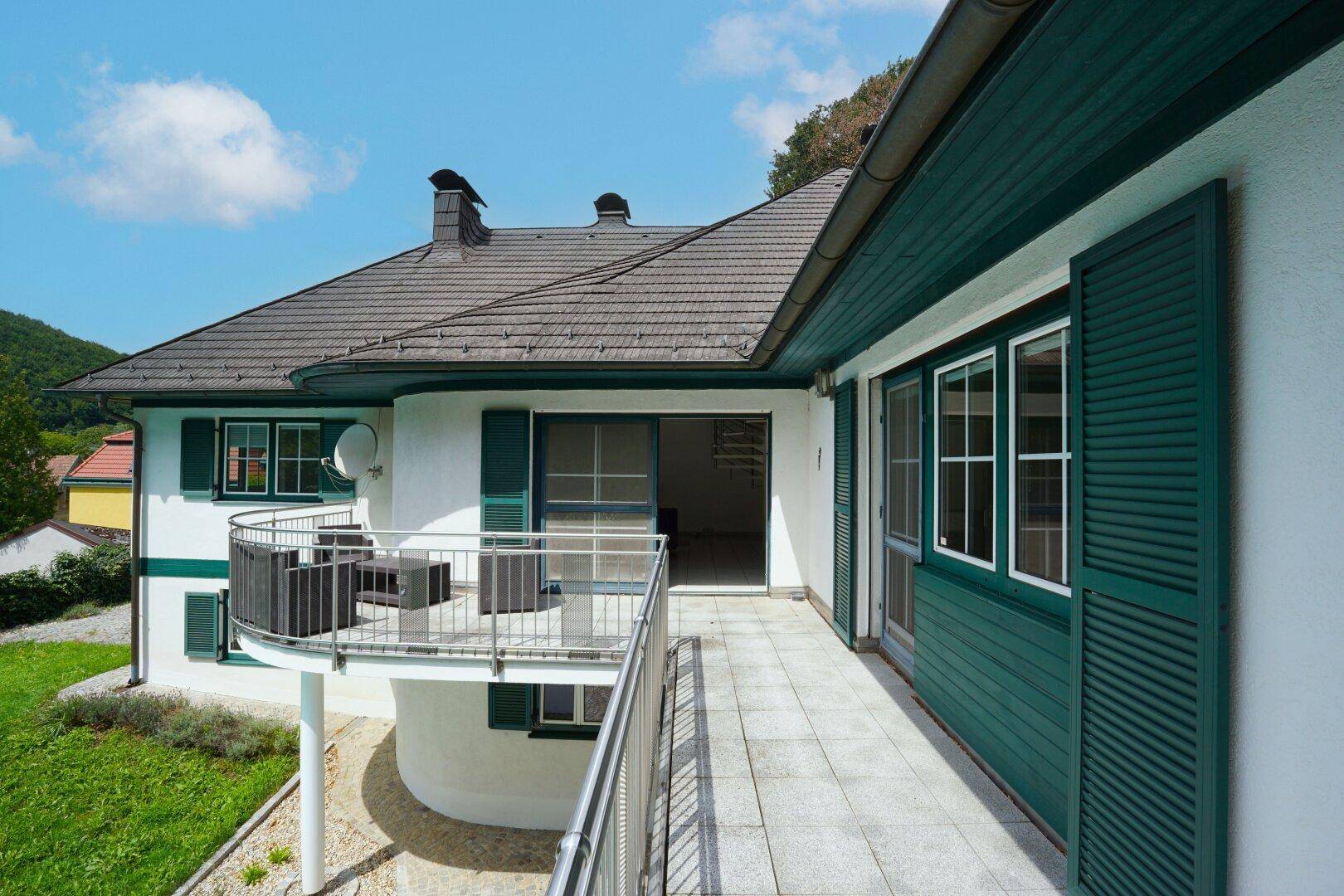 Balkon vor Halle und Wohnzimmer