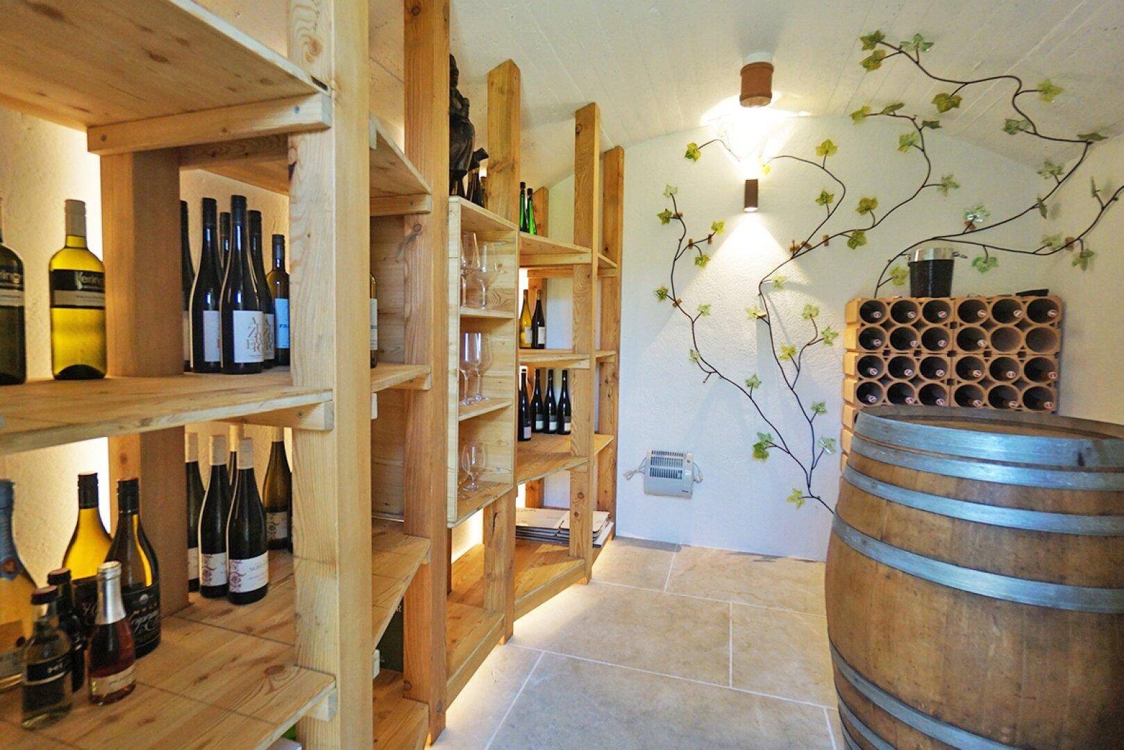 Rustikaler Weinkeller mit Holzregalen, Weinfässern und stimmungsvoller Beleuchtung für Weinliebhaber.