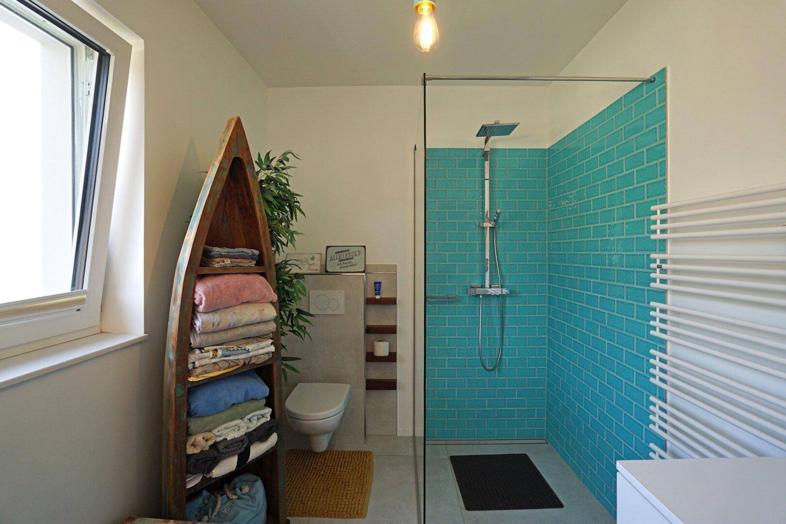 Duschbad mit Waschtisch, WC und Waschmaschinenanschluss