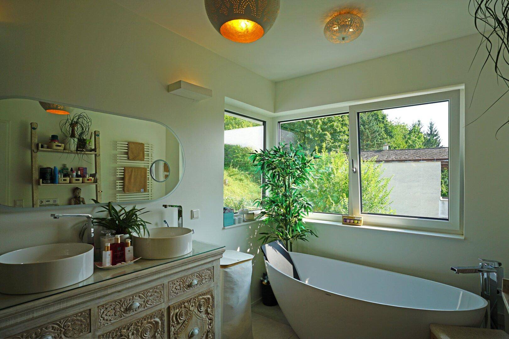 En-Suite-Bad mit freistehender Wanne und Waschtisch aus Mangoholz