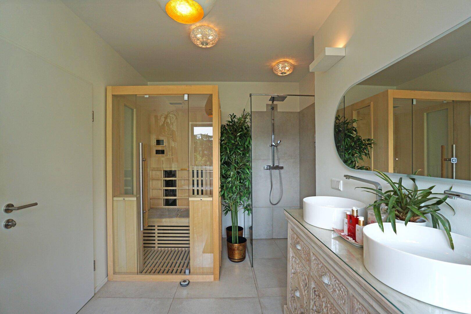 En-Suite-Bad mit Regendusche