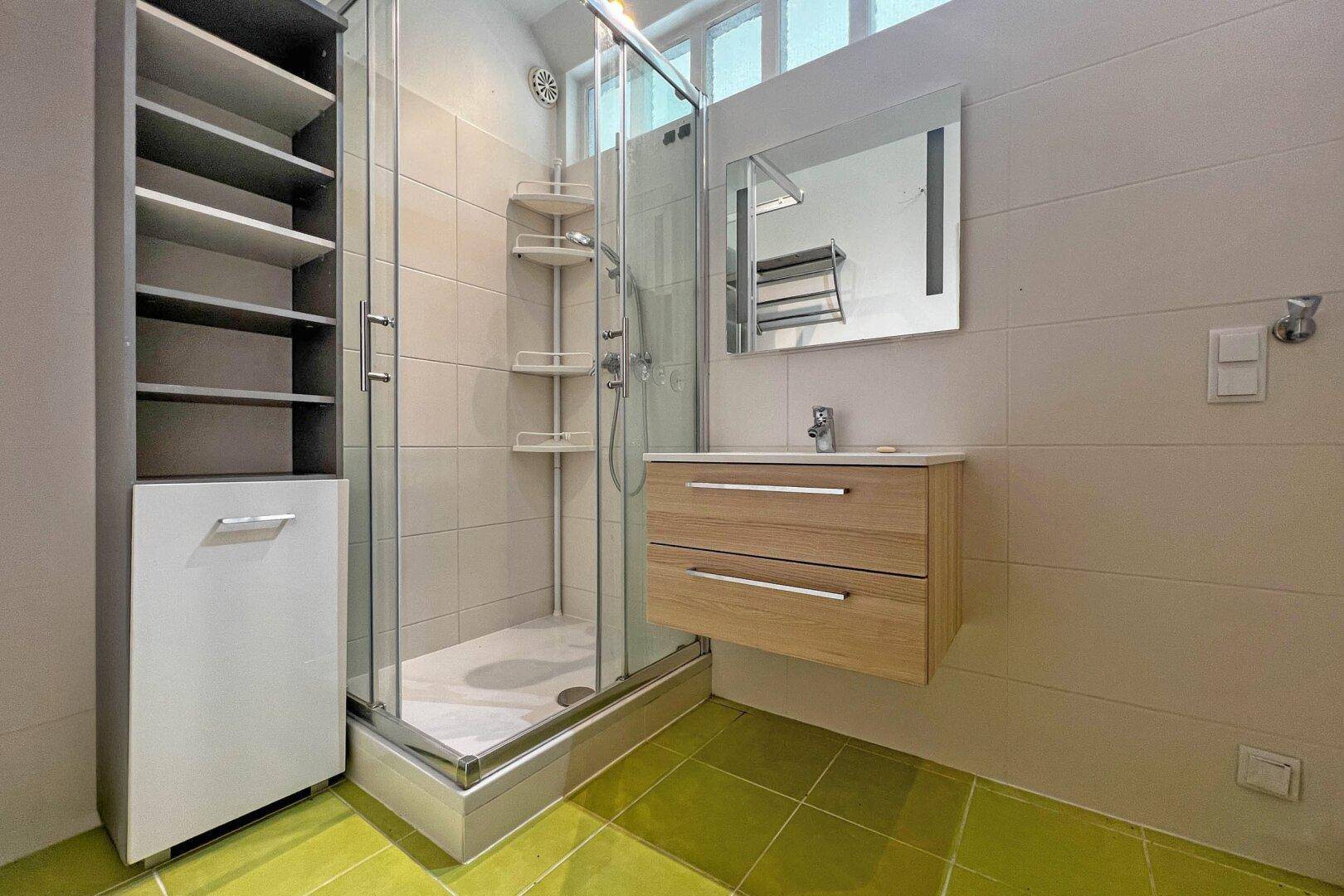 Bad mit Dusche und Waschmaschinenanschluss