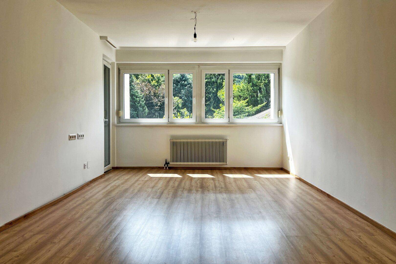 Wohnzimmer mit Ausgang zur Loggia