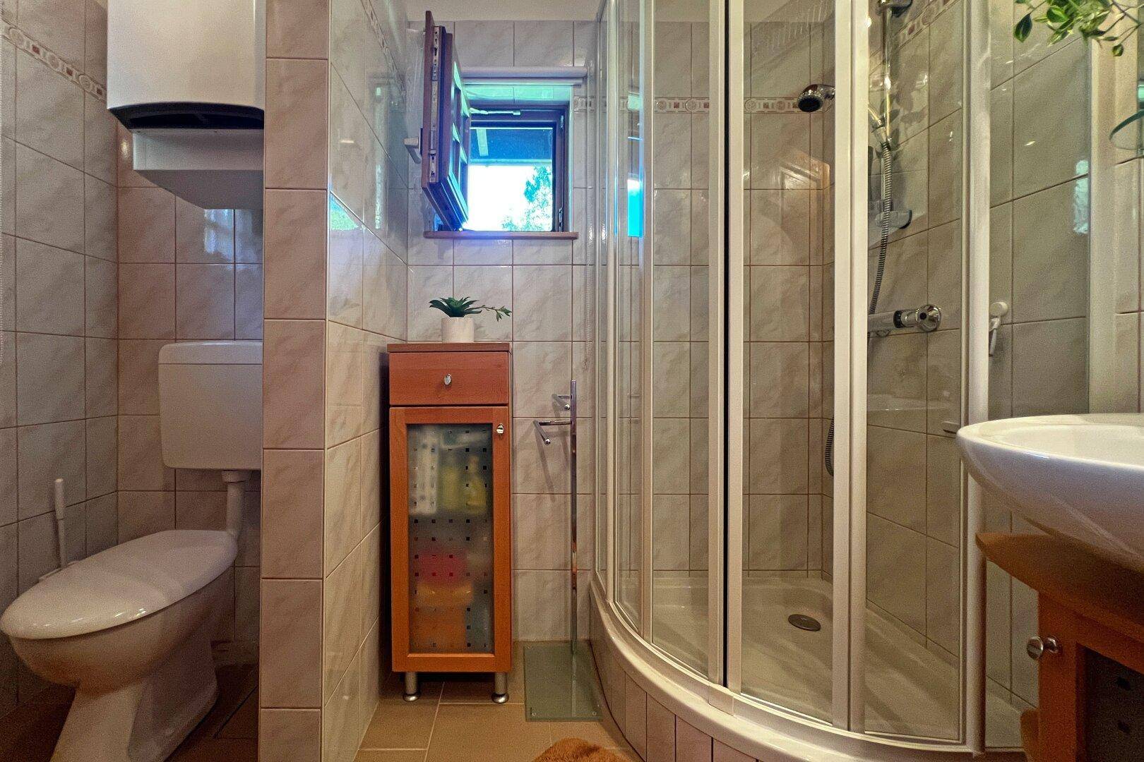 Duschbad und WC