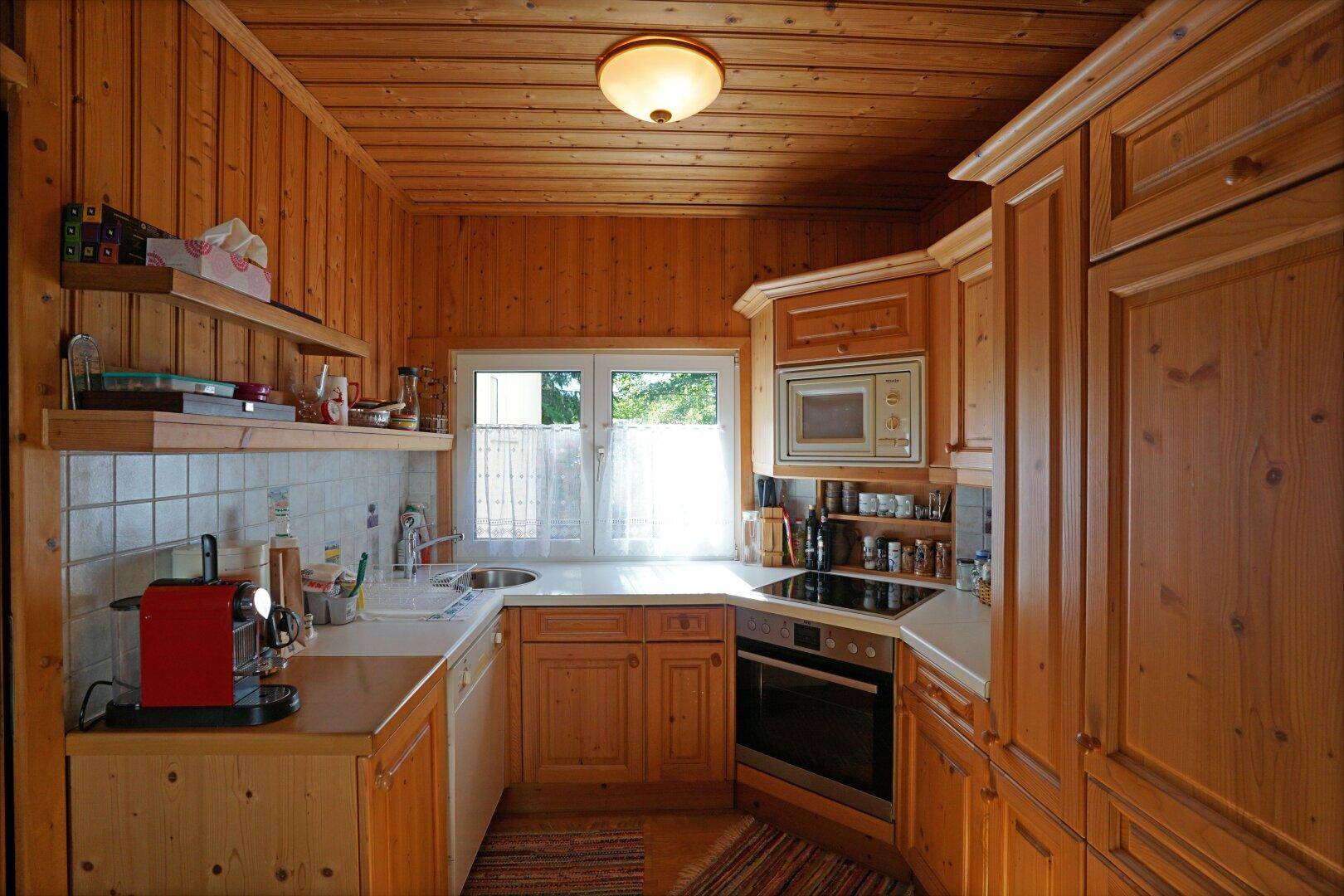 Holzküche inkl. Einbaugeräte (E-Herd mit Ceranfeld, Kühlschrank, Geschirrspüler, Mikrowelle)