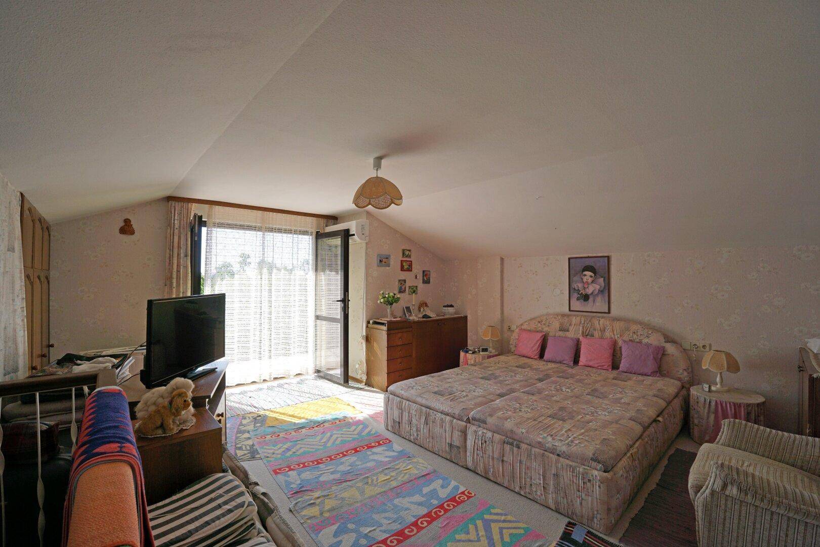 DG: Schlafzimmer mit Klima-Splitgerät