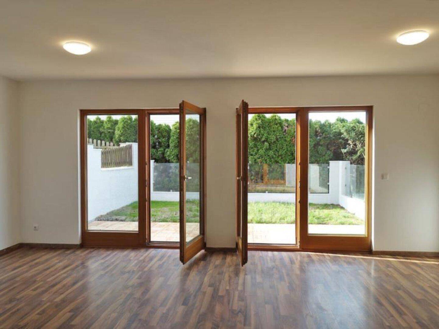 Wohn-Esszimmer_Ausgang Terrasse und Garten