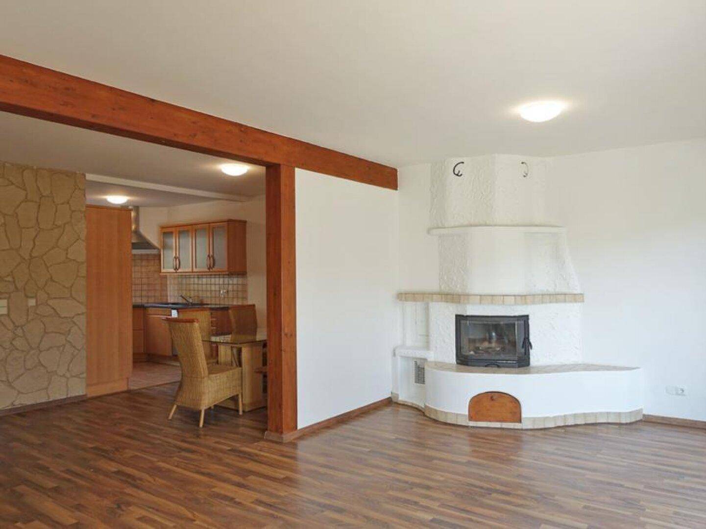 Wohn-Esszimmer mit Kamin