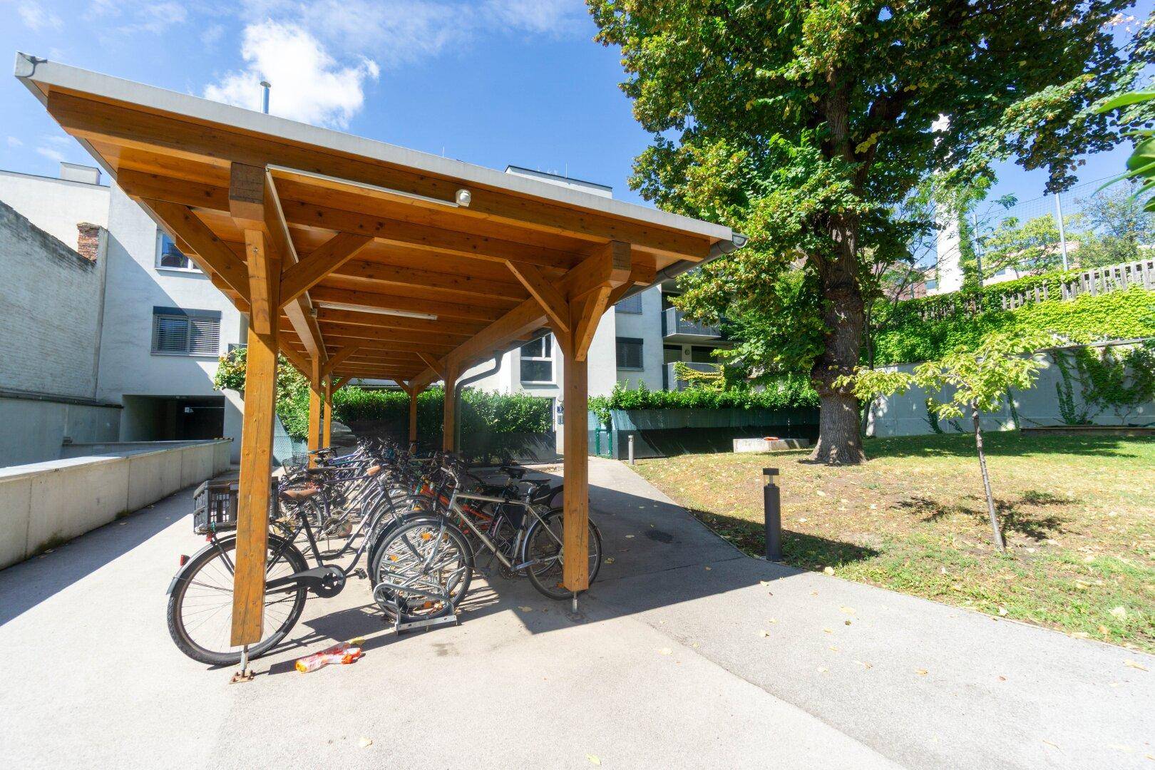 Innenhof mit Fahrradüberdachung