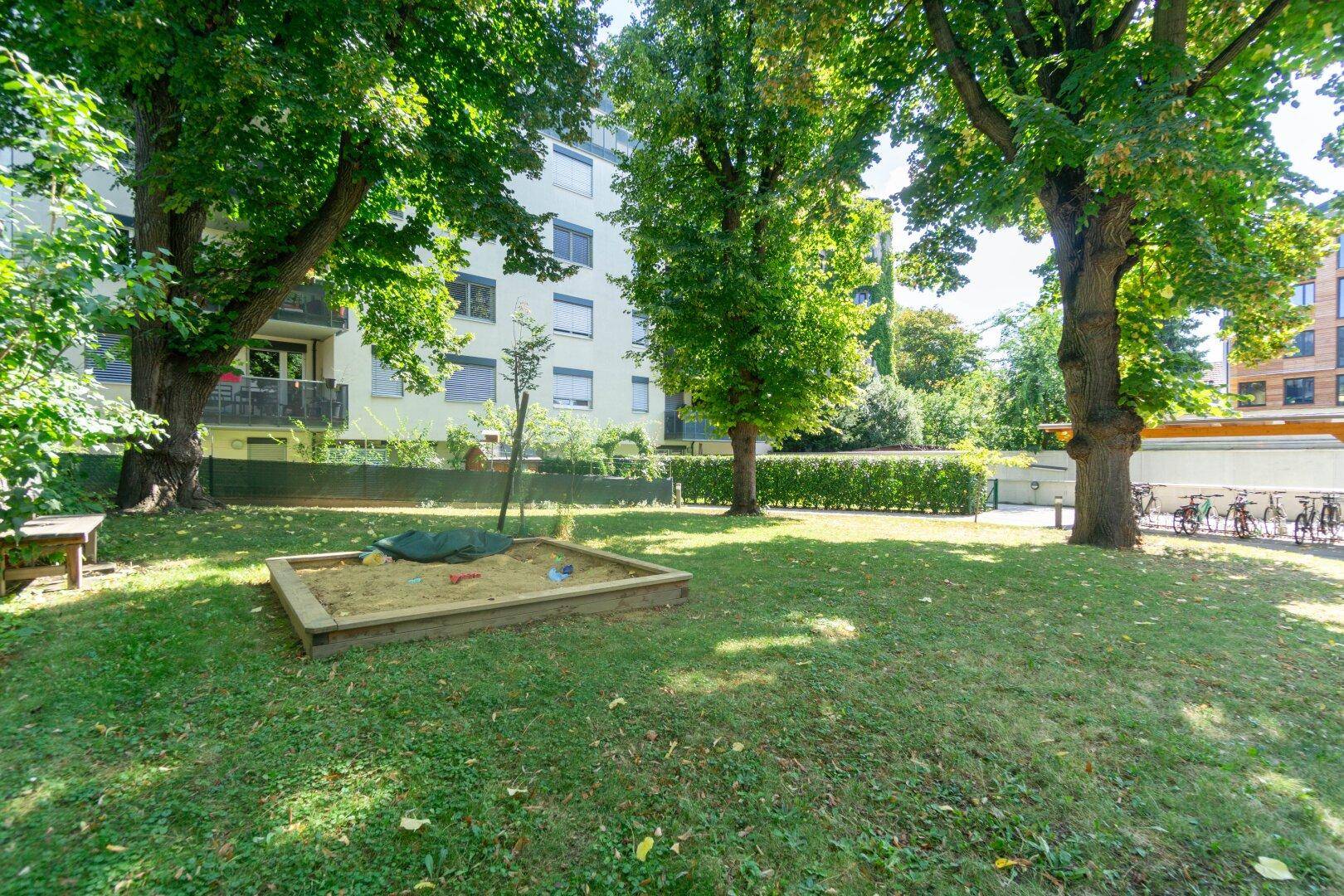 Gemeinschaftsgarten und Spielplatz