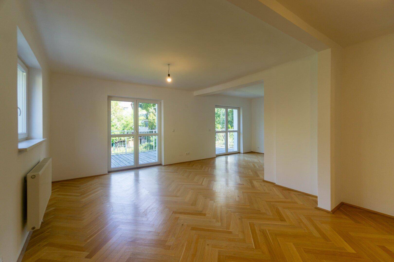 Wohnzimmer mit Balkon