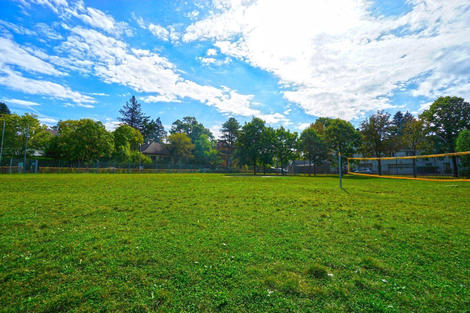 Sportplatz gegenüber