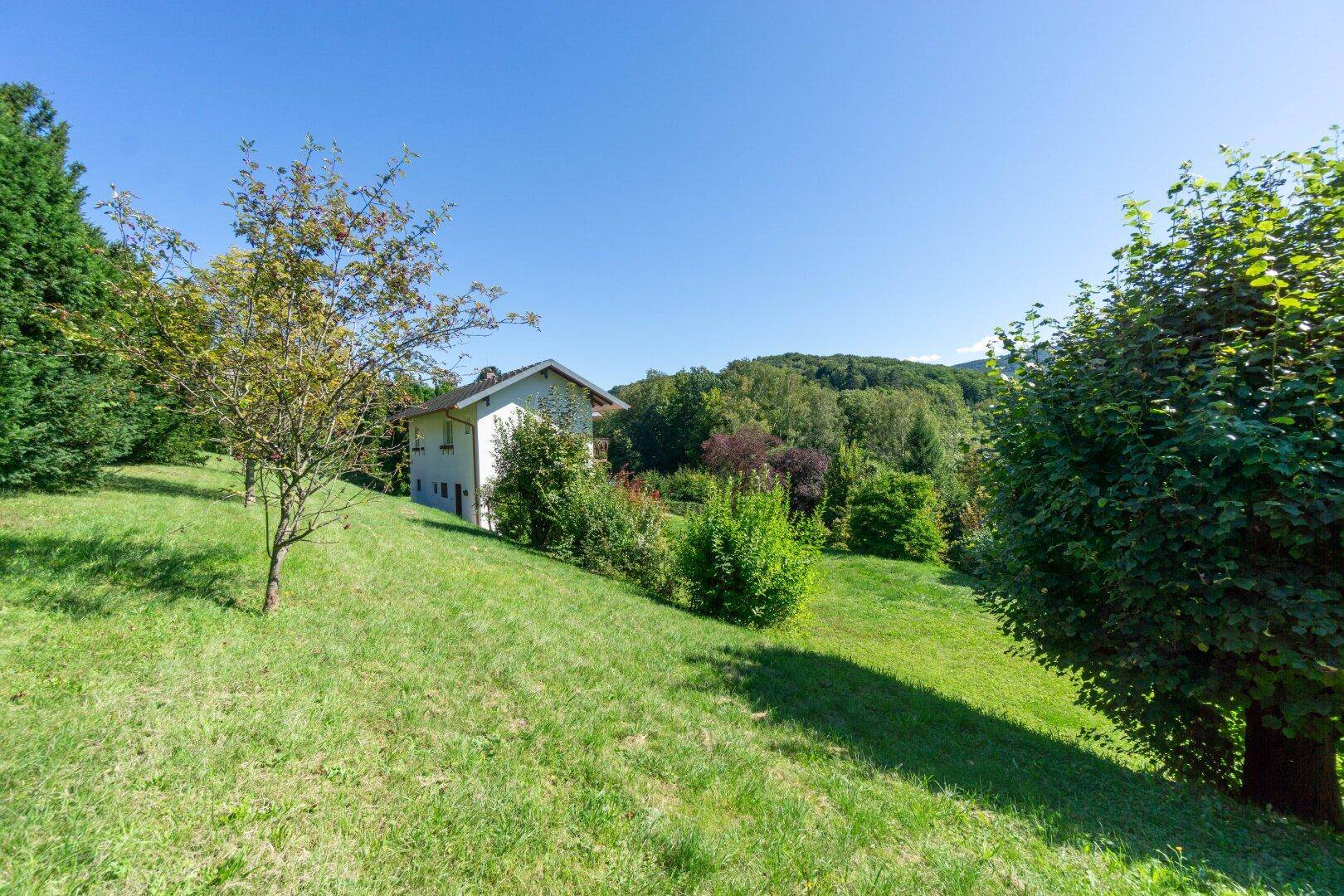 Einfamilienhaus mit großem Doppelgrundstück