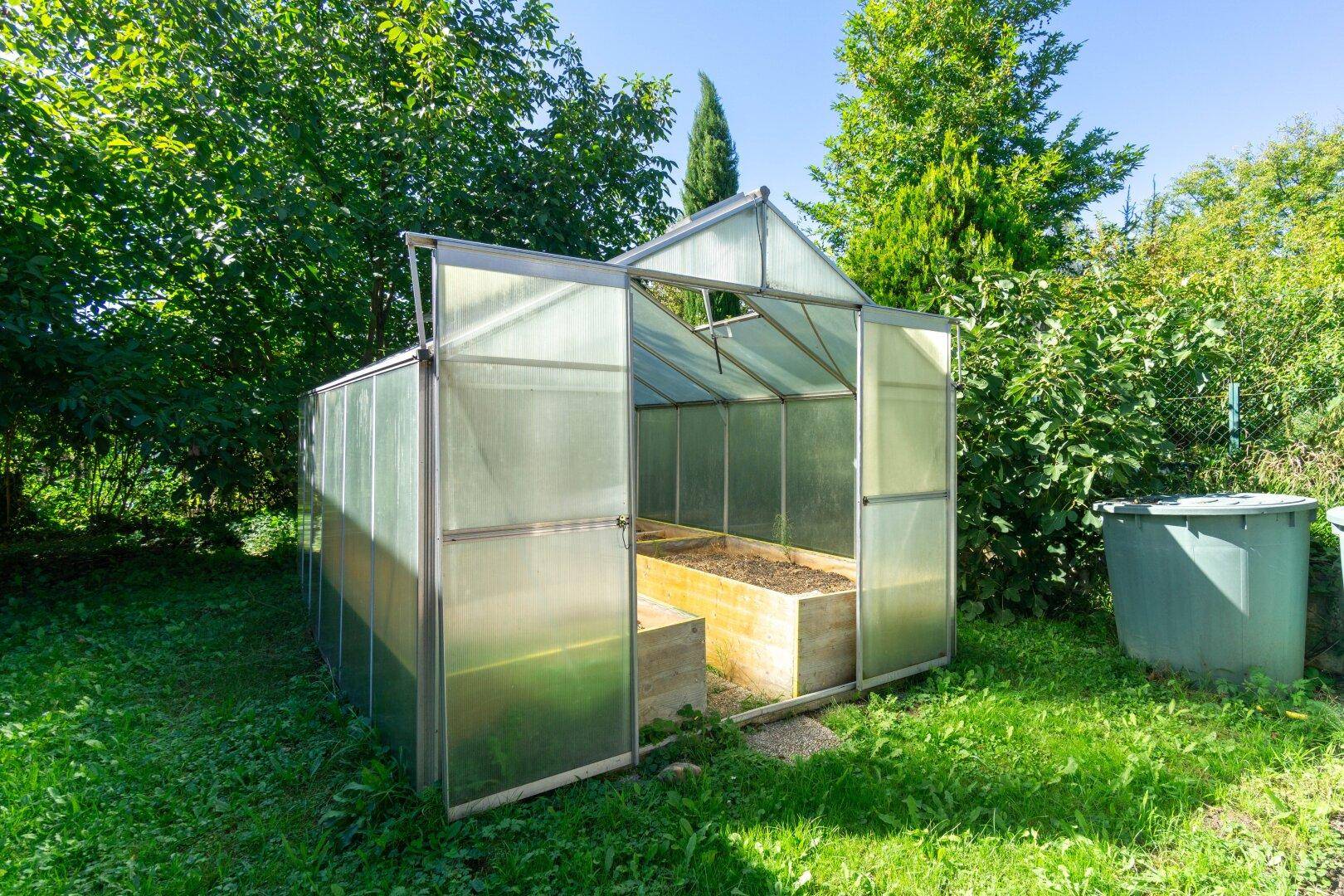 Glashaus mit Beeten