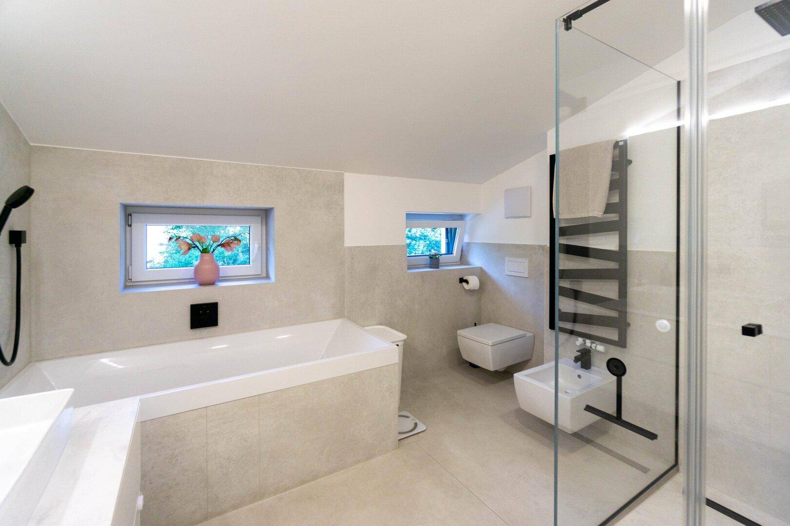 Bad mit Wanne und Dusche