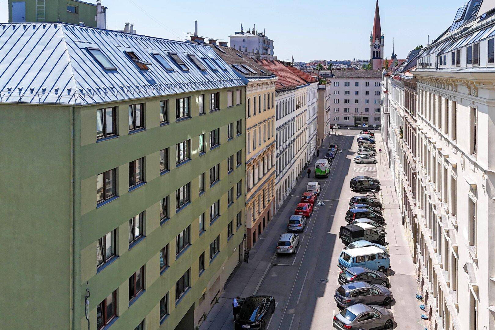 Luftbild straßenseitig mit Kirchturmspitze