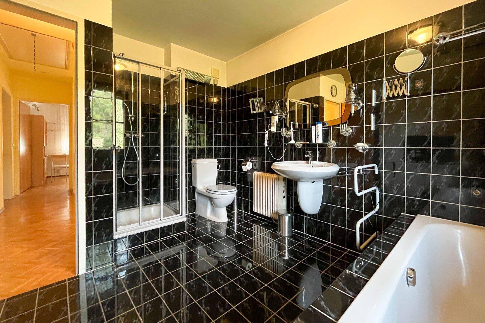 Badezimmer mit Wanne