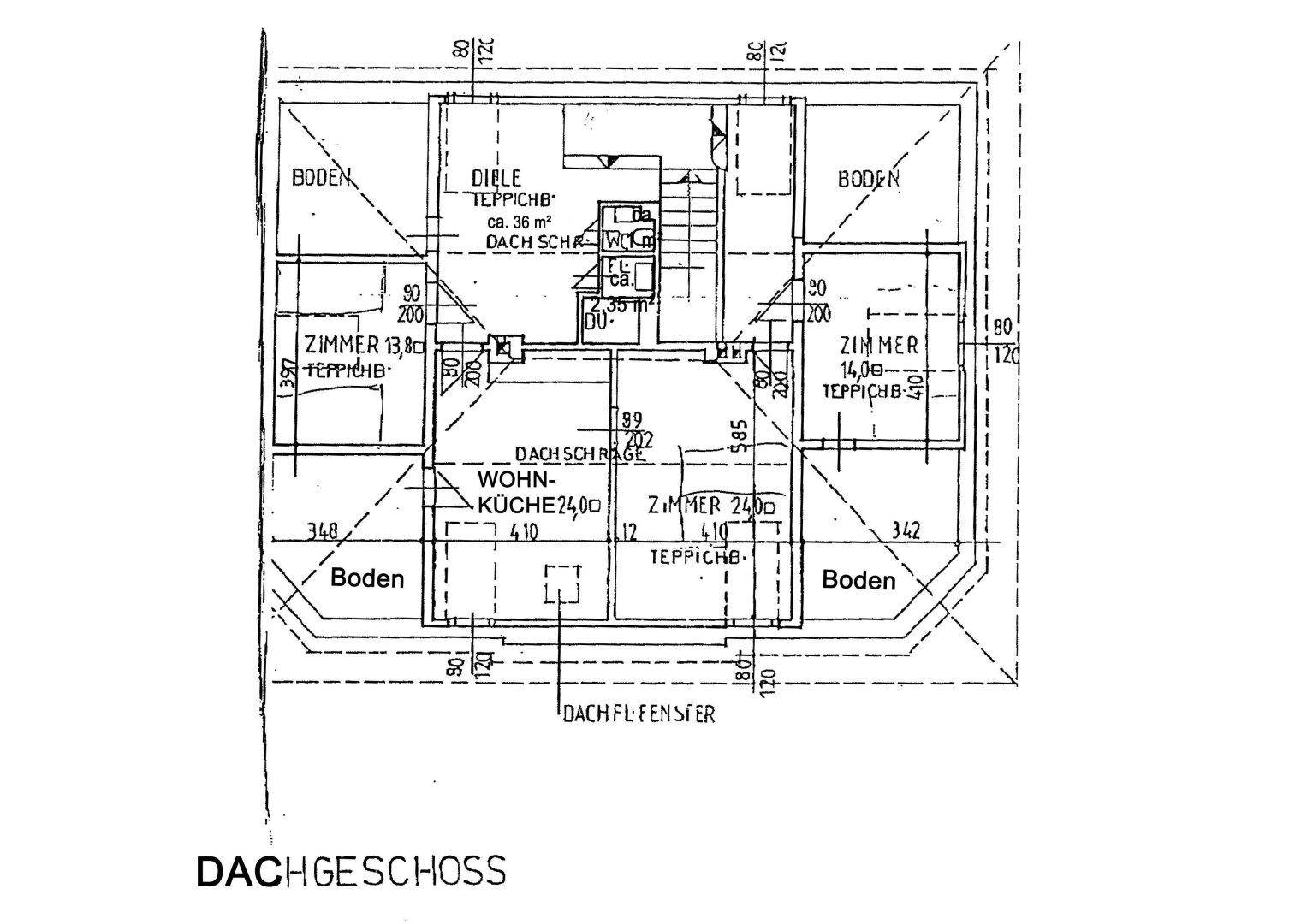 Grundriss des Dachgeschosses mit Wohnküche, Schlafzimmern und Bad unter Dachschrägen.