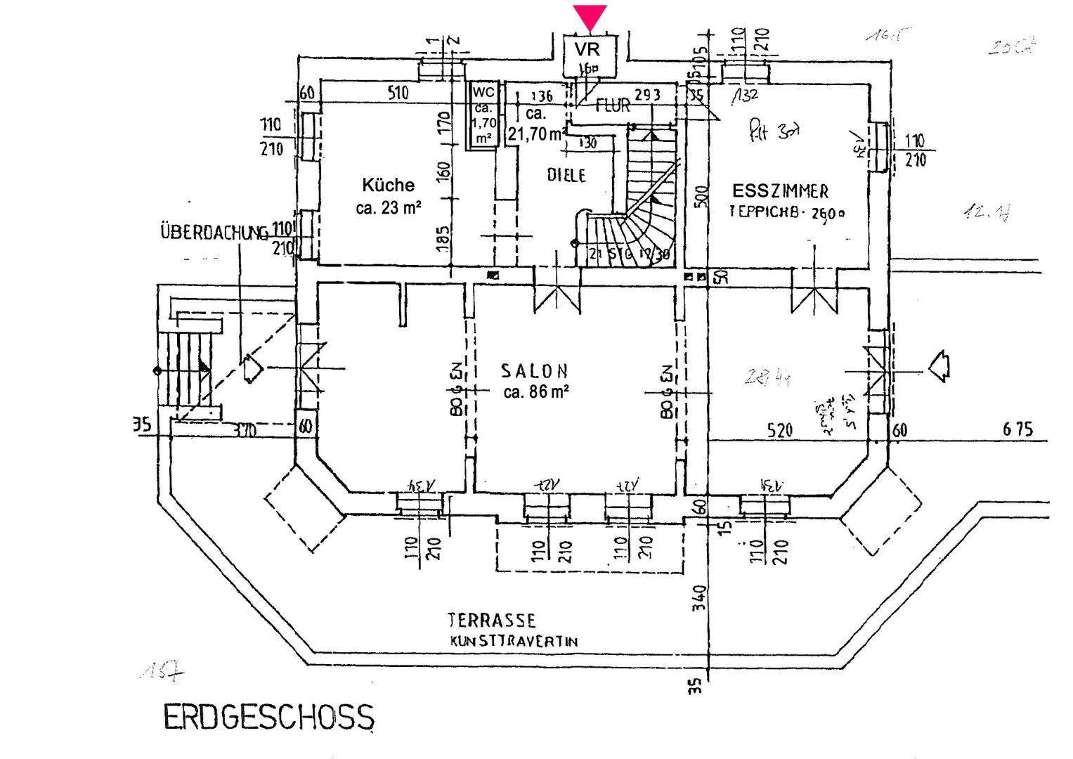 Grundriss des Erdgeschosses mit Küche, Salon und Esszimmer sowie Zugang zur Terrasse.