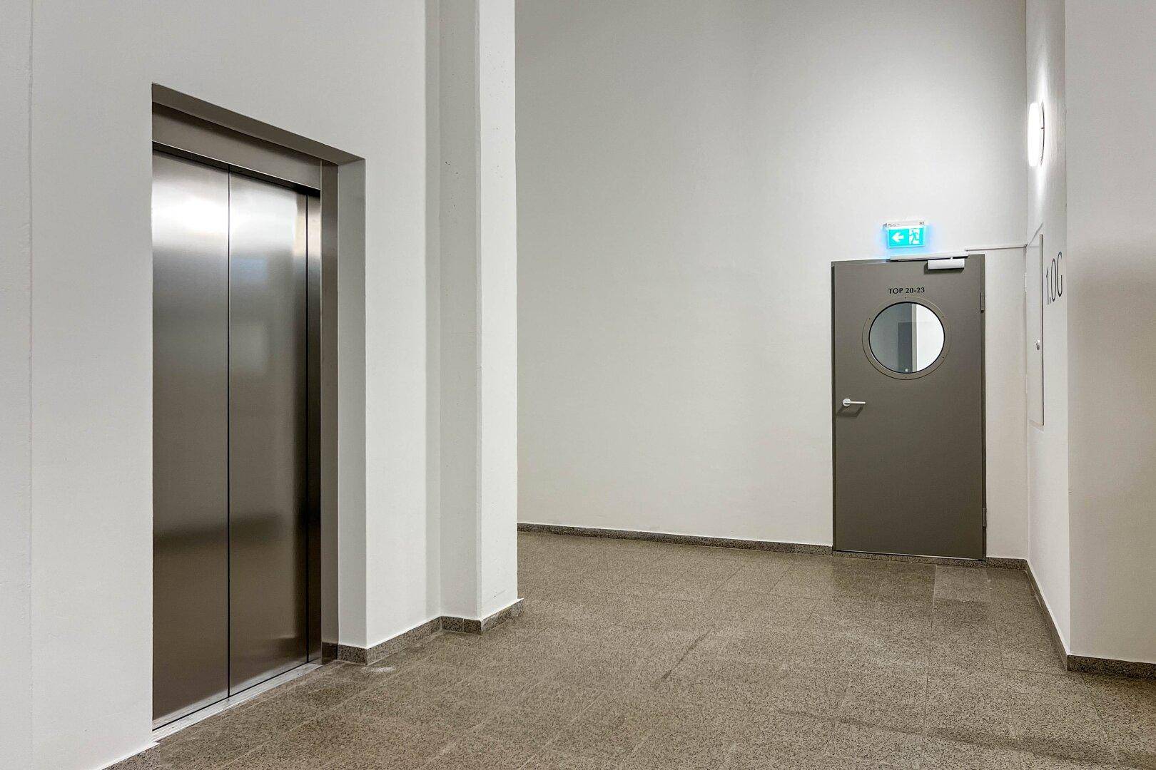 Stiegenhaus mit Lift