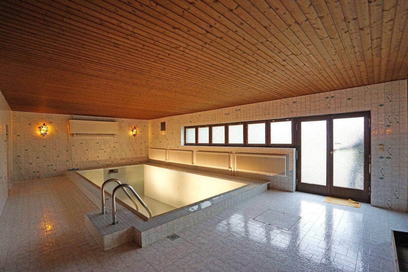 Schwimmhalle