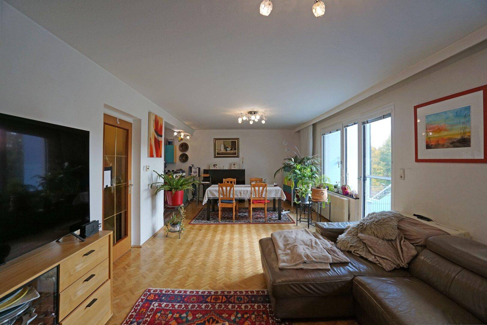 Wohn-Esszimmer mit Balkonausgang