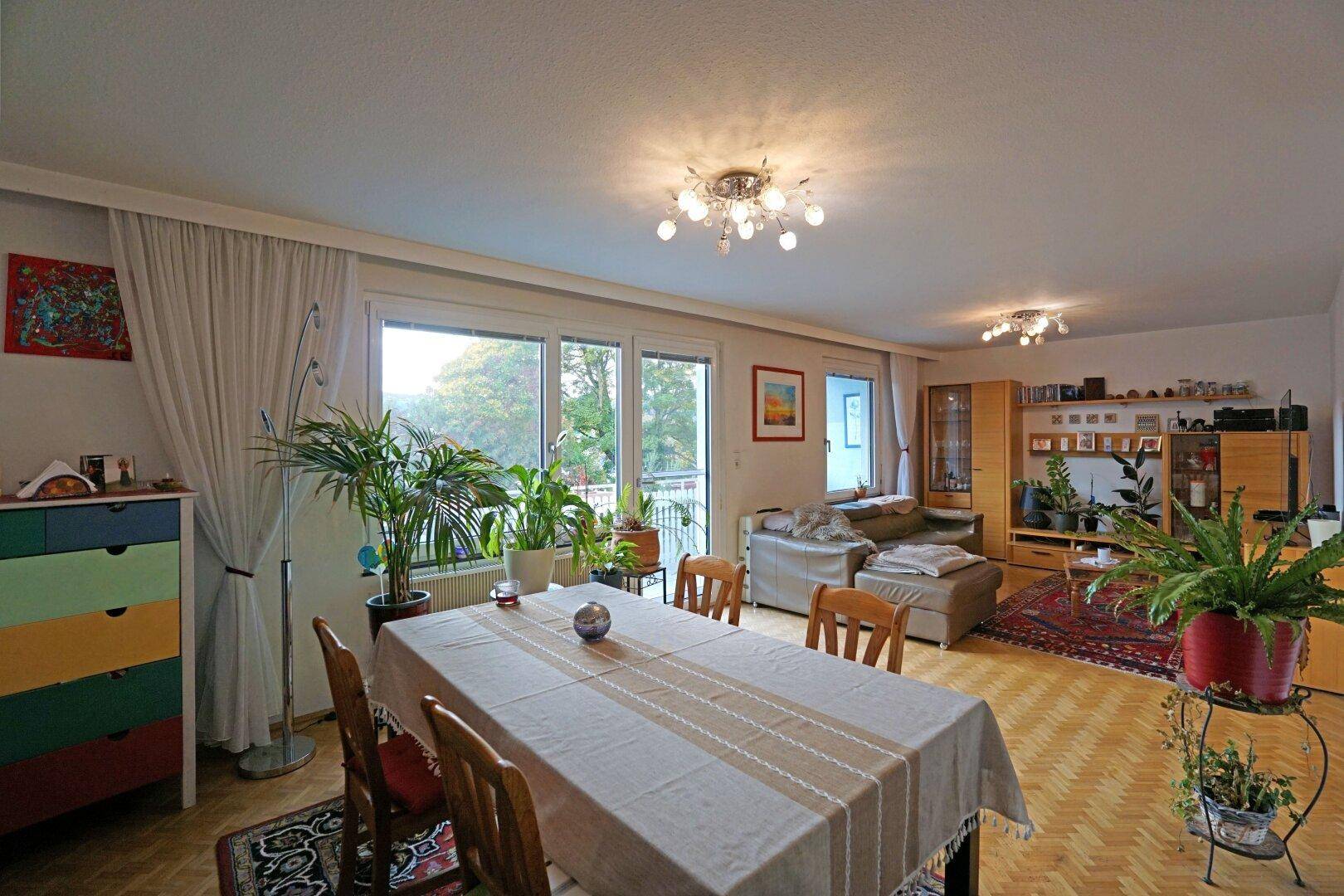 Wohn-Esszimmer mit Balkonausgang