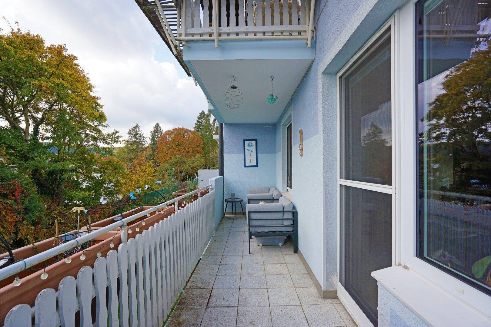 Balkon vor Wohnzimmer mit Stiegenabgang direkt in den Garten