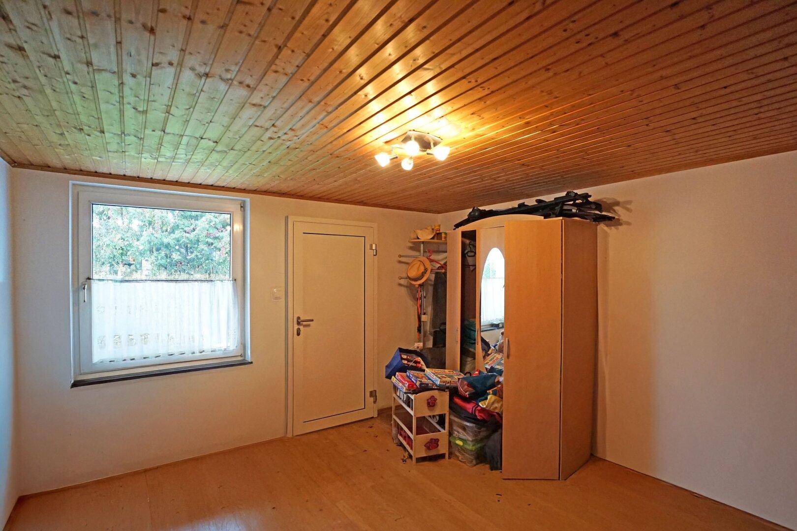 Zimmer mit Ausgang auf Terrasse und in den Garten