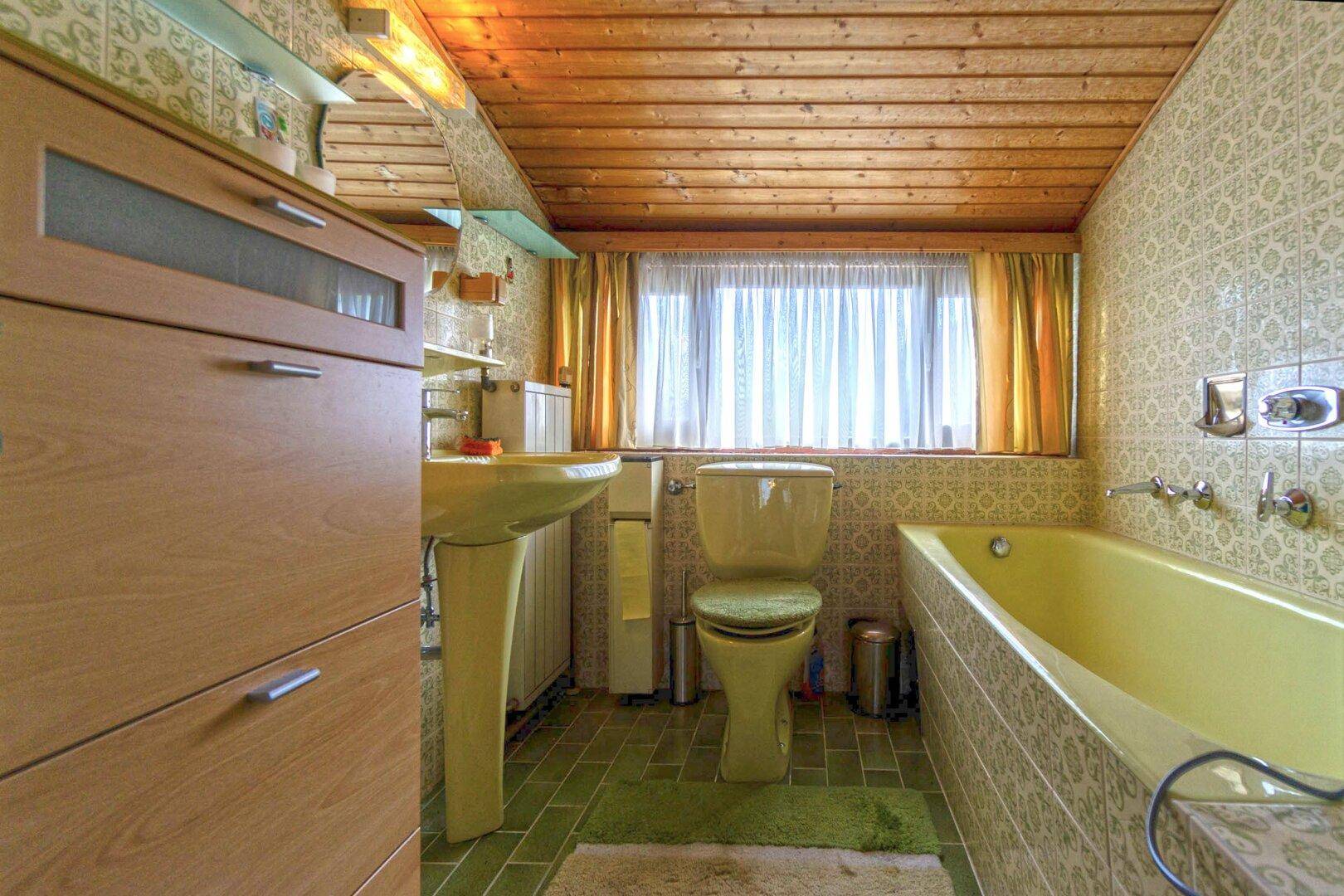 Badezimmer mit Wanne und WC