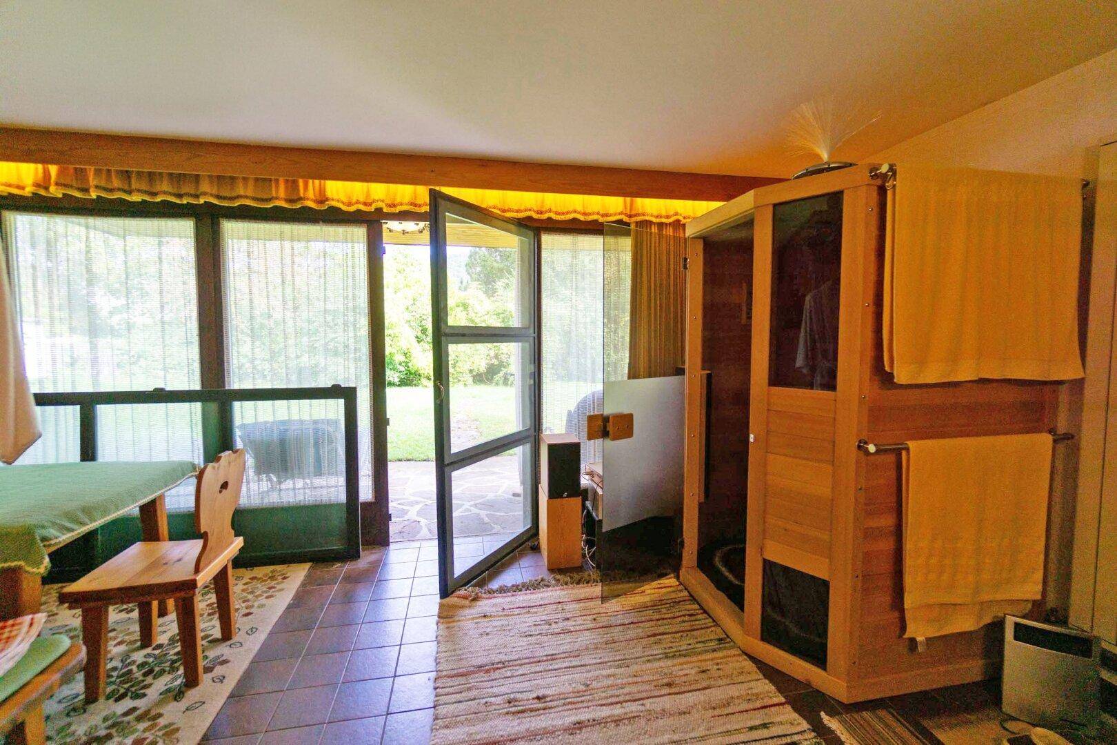 KG_Wellnessbereich_Ausgang Garten und untere Terrasse