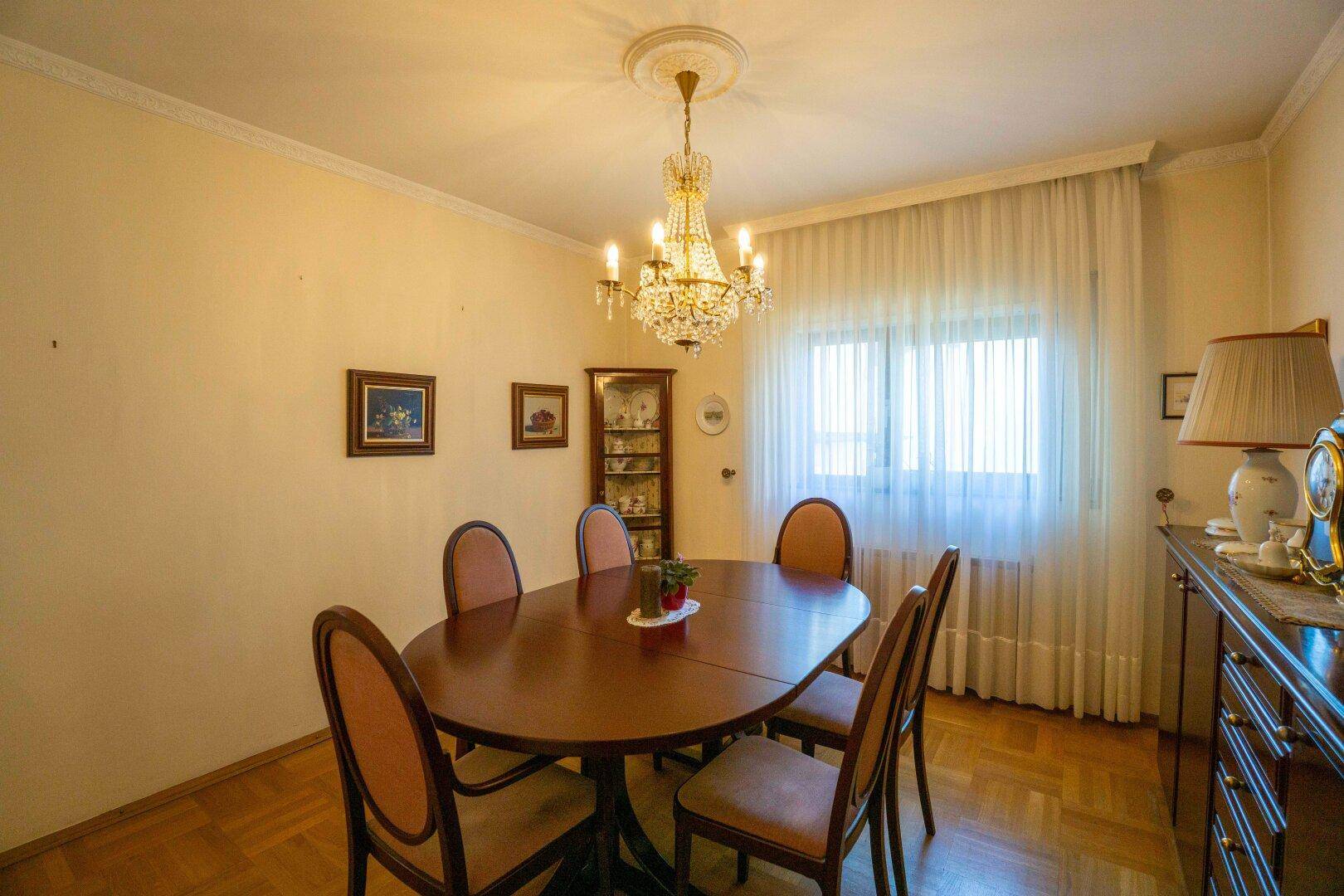 Eckreihenhaus mit Einfamilienhauscharakter in zentrumsnaher Aussichtsslage - Więcej