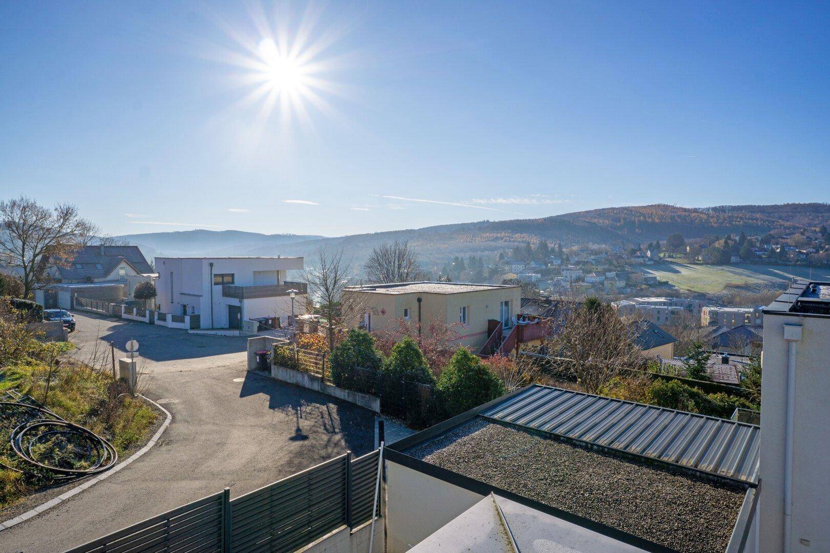 Weitläufiger Blick über die hügelige Landschaft und die umliegende Bebauung.