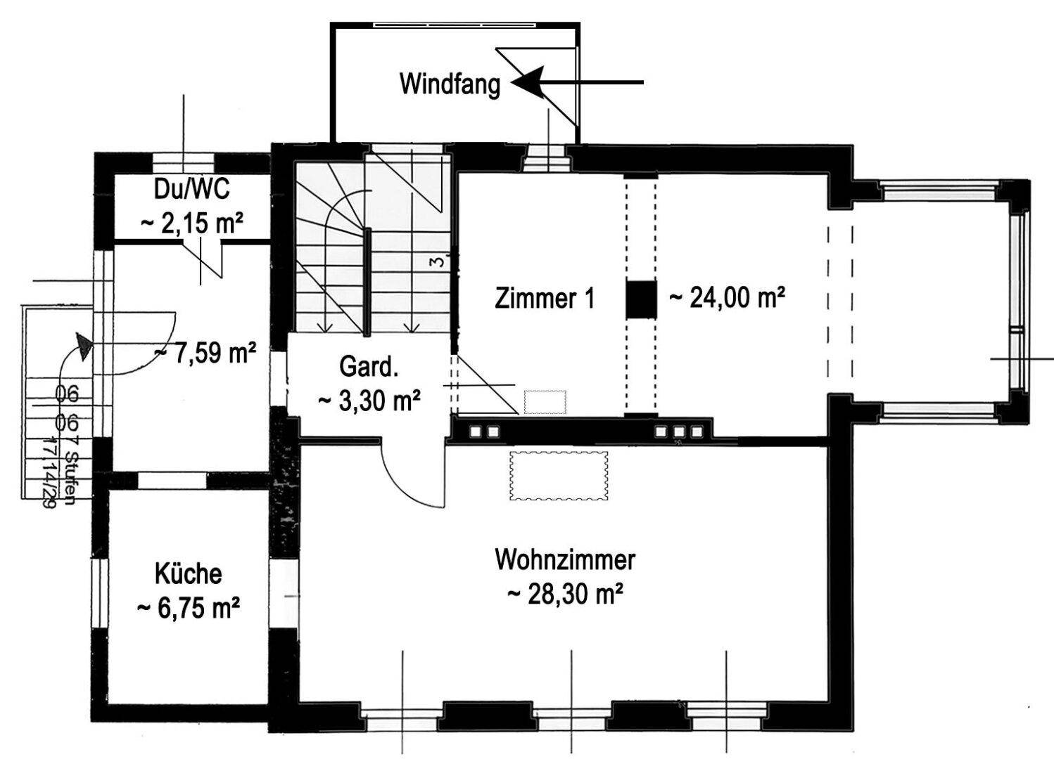 Grundriss des Erdgeschosses mit Wohnzimmer, Küche, Zimmer und Windfang.