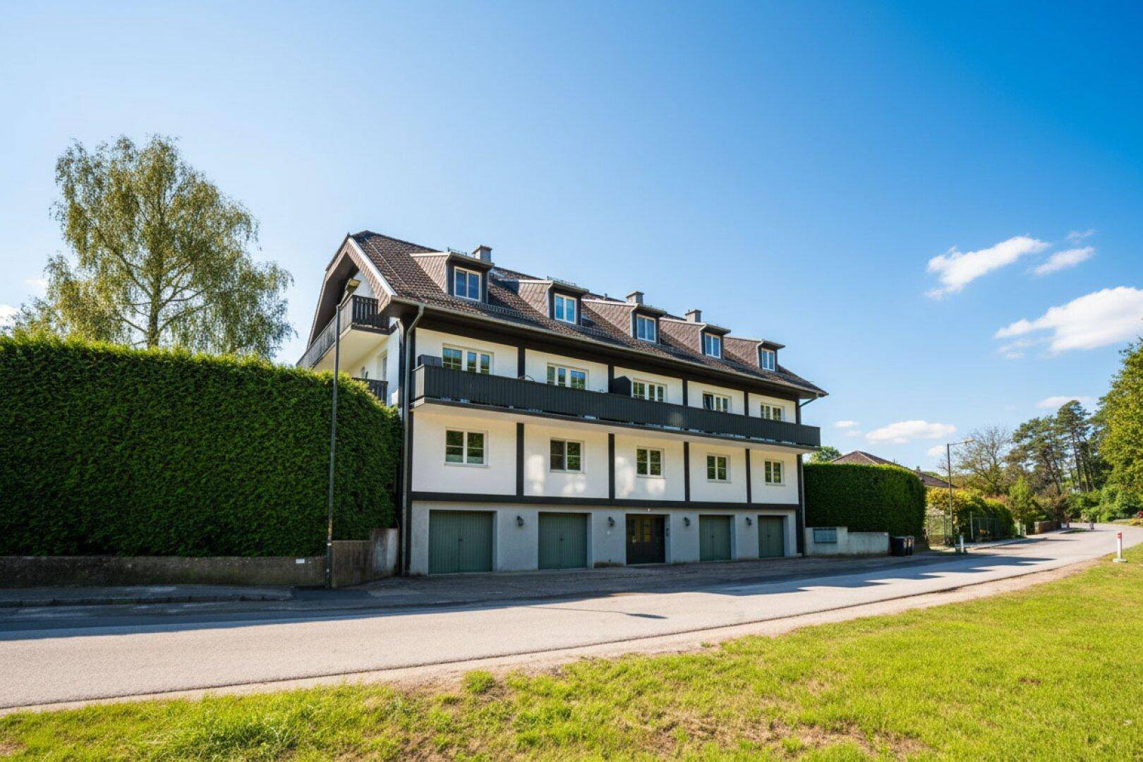 Reizende 3-Zimmer-Wohnung mit 2 Balkonen, gartenseitiger Veranda und Garagenplatz - Ansicht 2