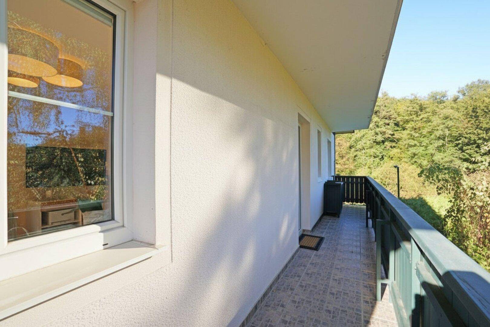 Reizende 3-Zimmer-Wohnung mit 2 Balkonen, gartenseitiger Veranda und Garagenplatz - Mehr