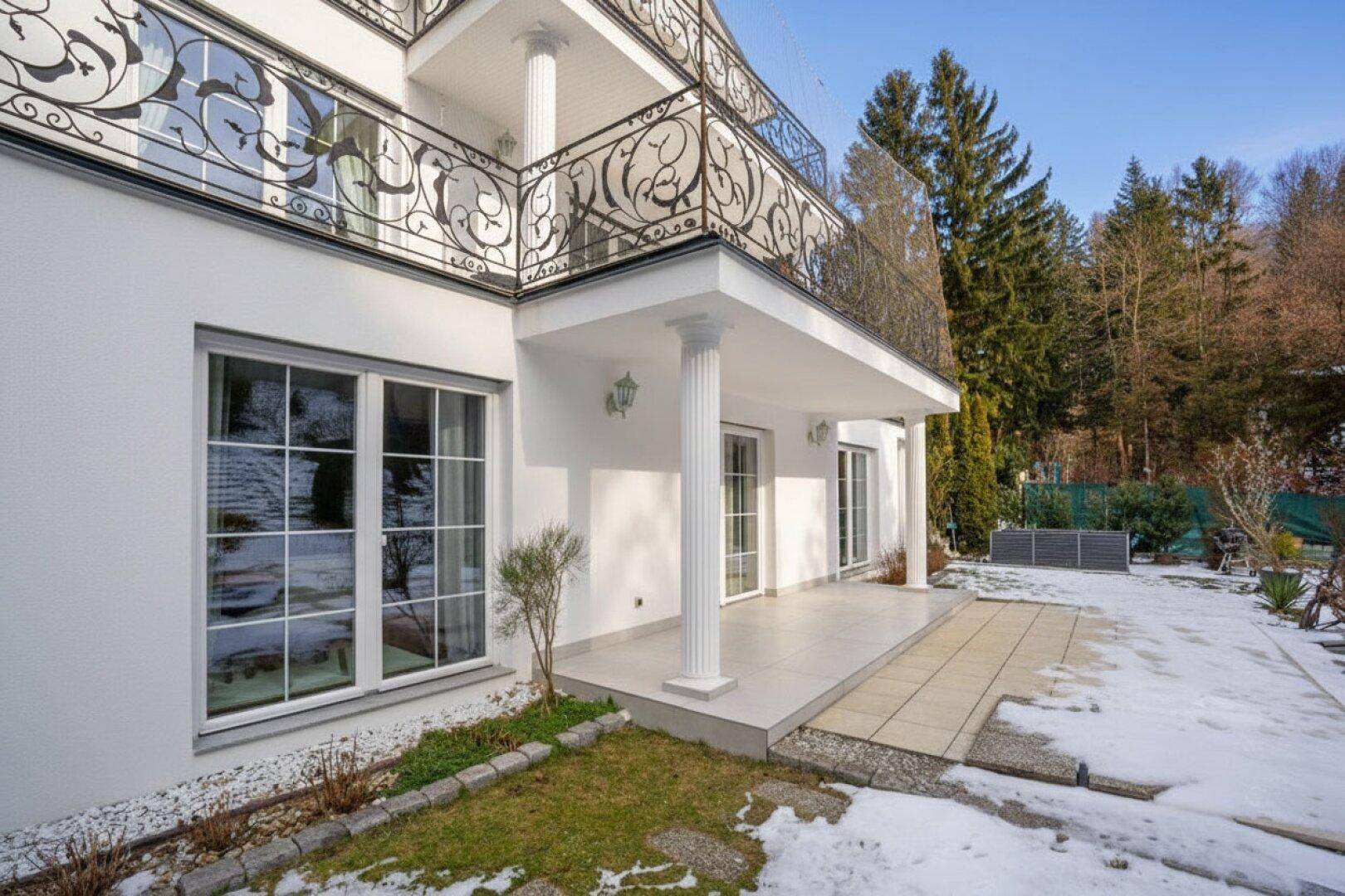 Paved Terrasse am Gebäude mit Zugang zum schneebedeckten Garten und Blick auf die Umgebung.