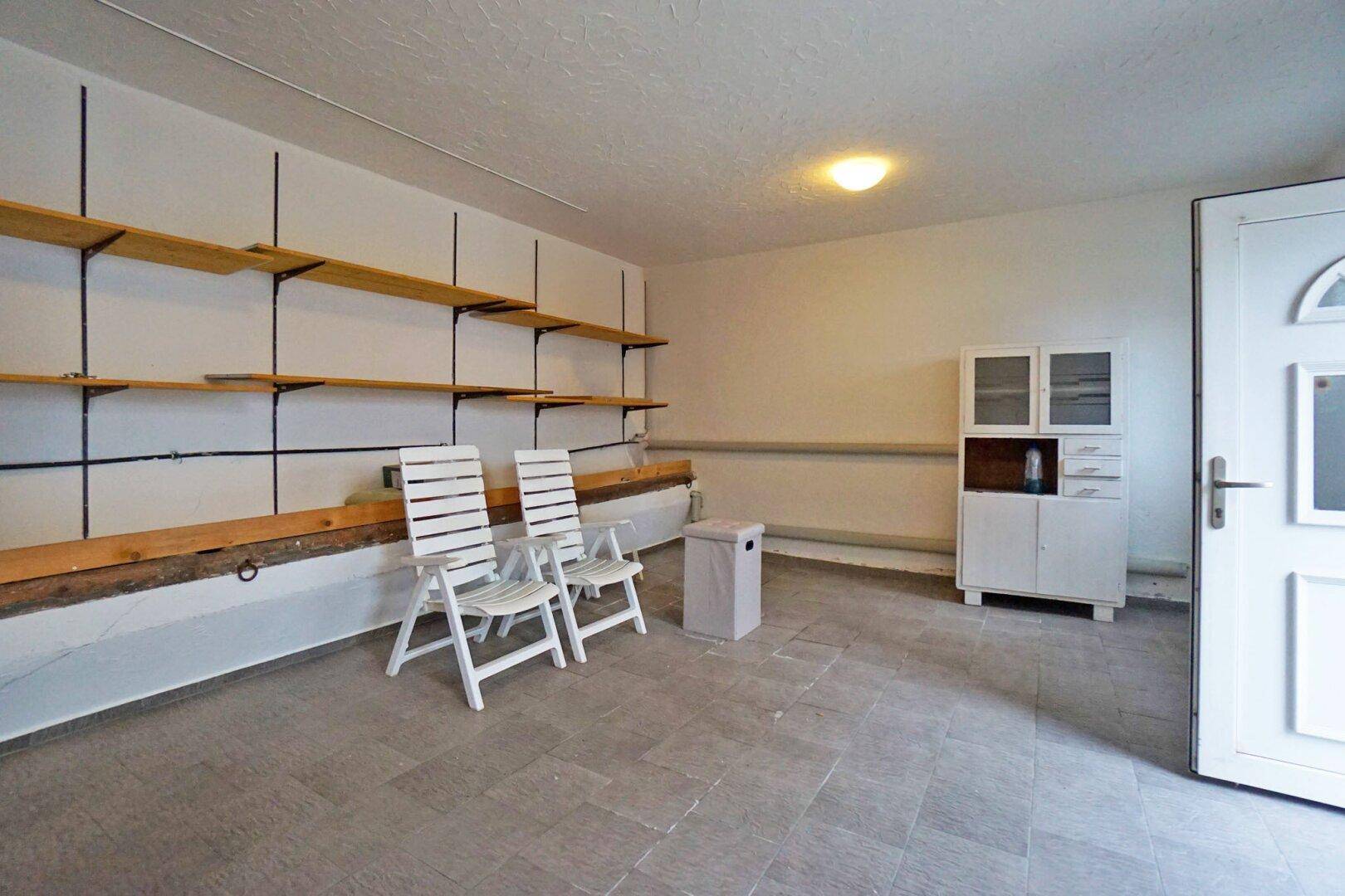 Praktischer Abstellraum mit Regalen und viel Stauraum für verschiedene Gegenstände.