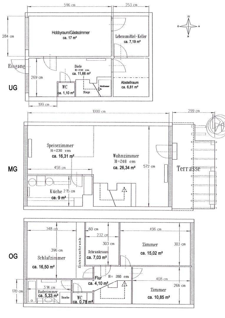 Detaillierter Grundriss über drei Etagen mit separater Küche, Wohnzimmer, Schlafzimmern und großer Terrasse.